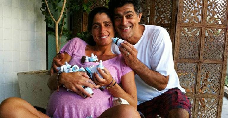 Cynthia Howlett e Eduardo Moscovis mostram as lembrancinhas do segundo filho do casal - Divulgação