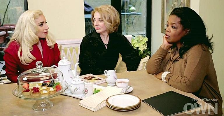 Lady Gaga com a mãe, Cynthia Germanotta, e a apresentadora Oprah Winfrey - Reprodução