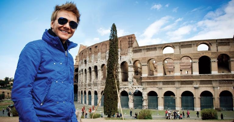 Michel se encanta com o Coliseu, em Roma. O cantor colhe os frutos do sucesso de Ai Se Eu Te Pego e percorre 18 cidades e dez países. - Fernando Hiro