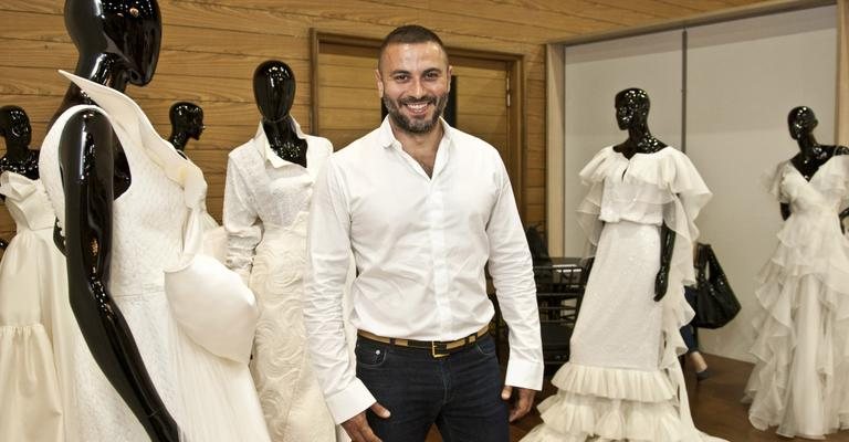 Em São Paulo, o estilista paraense André Lima participa do primeiro CasaModa Noivas, salão com 37 grifes de luxo dedicado a looks nupciais. Com laçarotes e volumes, os vestidos de André remetem ao glamour dos tapetes vermelhos.