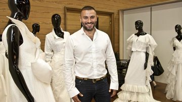 Em São Paulo, o estilista paraense André Lima participa do primeiro CasaModa Noivas, salão com 37 grifes de luxo dedicado a looks nupciais. Com laçarotes e volumes, os vestidos de André remetem ao glamour dos tapetes vermelhos.