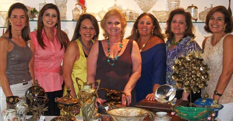 Mara Zacharias, ao centro, recebe Liris Atanásio, Mara Bastos, Maria Emilia Genovesi, Heloisa Ackel, Uiara Dias Zagolin e Eloá Dias Abbud, em seu espaço de decoração, em São Paulo.