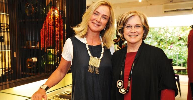 Na capital paulista, Tereza Fittipaldi felicita Maria Helena Cabral pelo aniversário de sua loja de moda feminina.