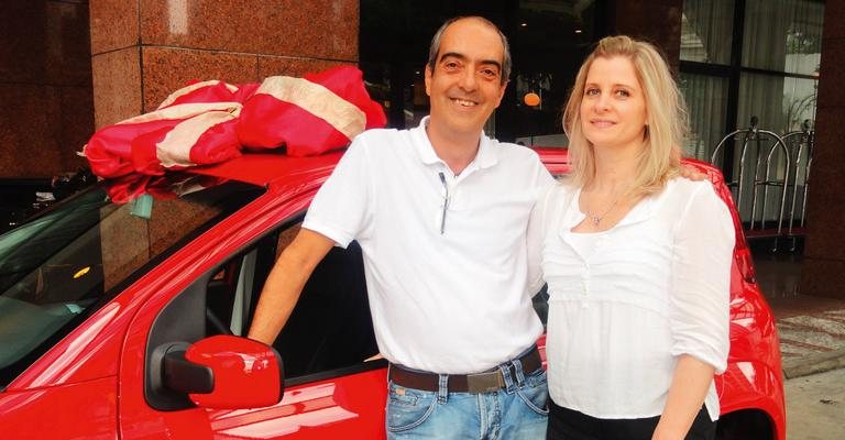 Em SP, o arquiteto Paulo Roberto Evangelista ganha carro de shopping de decorações e é felicitado por Vânia Ceccotto.