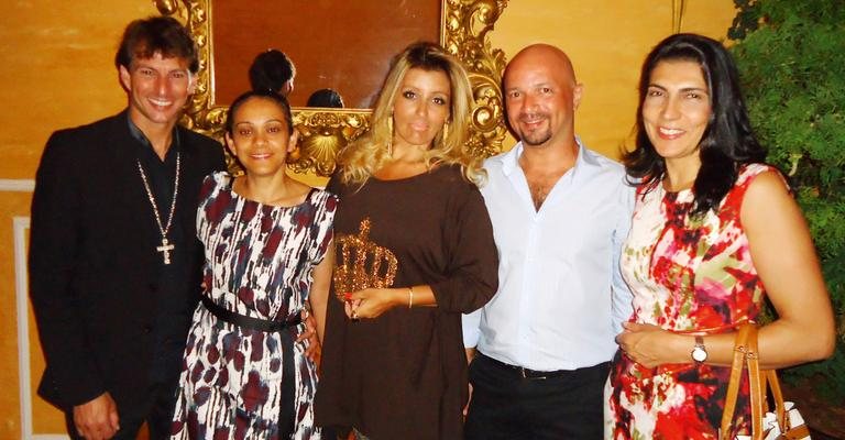 Em requintado restaurante, o casal Roberto e Rozangela Nogueira e a amiga Christina Bueno se reúnem com Claudio Izidio Ferreira para o aniversário de Lúcia Fernandes, em SP.