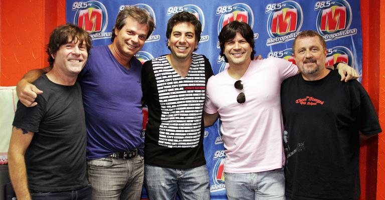 O apresentador do Chupim, Marcelo Barbur, ao centro, recebe os músicos do RPM, Paulo Pagni, o P.A., Fernando Deluqui, Paulo Ricardo e Luiz Schiavon em programa da rádio Metropolitana, em SP.