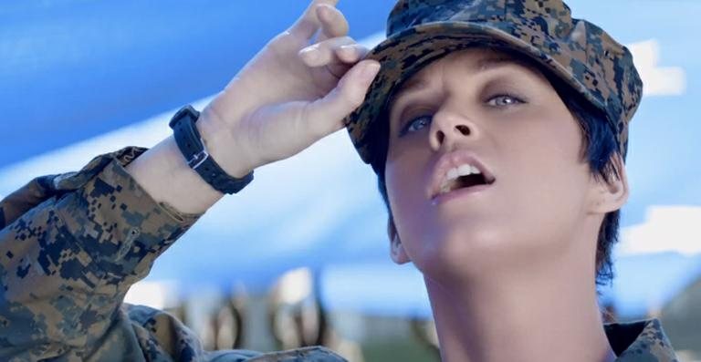 Katy Perry vira soldado em 'Part of Me' - Reprodução / YouTube