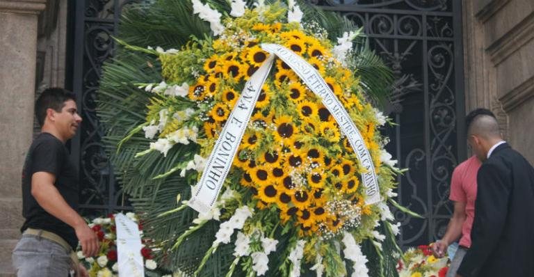 Coroa de flores enviada por Boninho e Ana Furtado a Chico Anysio - Henrique Oliveira e Clayton Militão/PhotoRioNews