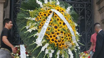 Coroa de flores enviada por Boninho e Ana Furtado a Chico Anysio - Henrique Oliveira e Clayton Militão/PhotoRioNews