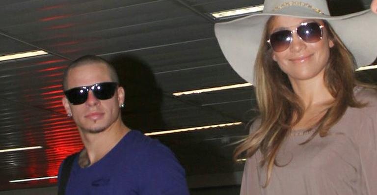 De mãos dadas com o namorado Casper Smart, Jennifer Lopez desembarca em São Paulo - Gabriel Reis e Delson Silva / AgNews