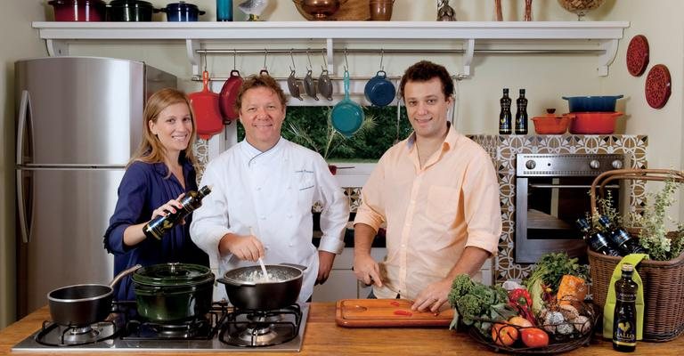 Entre o casal de filhos, Claude Troisgros busca o ponto desejado do seu saboroso risoto de bacalhau com abóbora e Azeite Gallo Reserva. - Selmy Yassuda