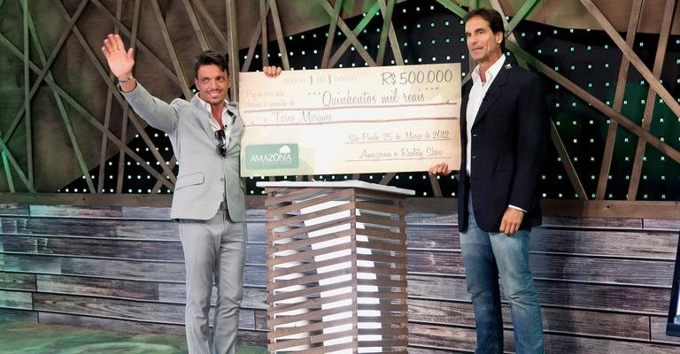 Tarso recebe cheque de Victor. - Edu Moraes