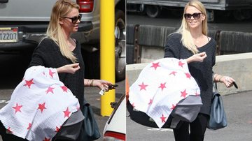 Charlize Theron esconde o rosto do filho, Jackson, durante passeio em Los Angeles - Grosby Group