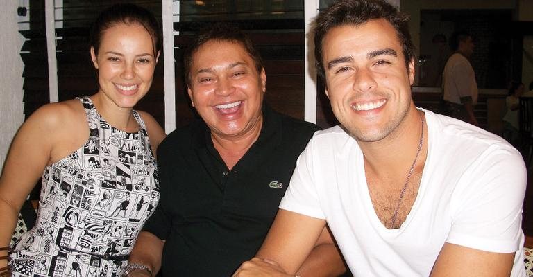 Paola Oliveira e seu eleito, Joaquim Lopes, almoçam com o amigo, o RP Glaycon Muniz, no Rio.