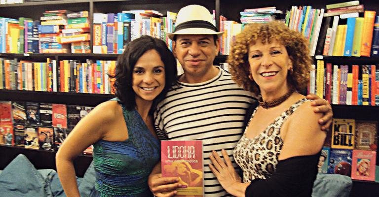 Em livraria de São Paulo, Claudiane Carvalho e Xicão Alves prestigiam o livro da amiga e ex-Frenética Lidoka.