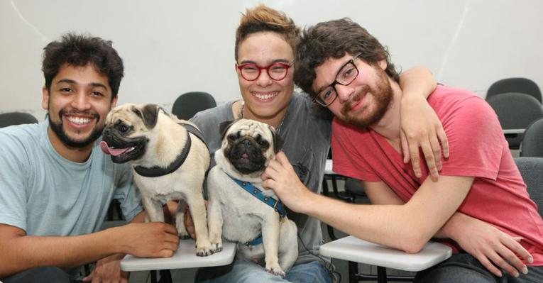 Entre Leandro Léo e Dani Black, Maria Gadú apresenta seus cães Cachaça e Canjica - Divulgação