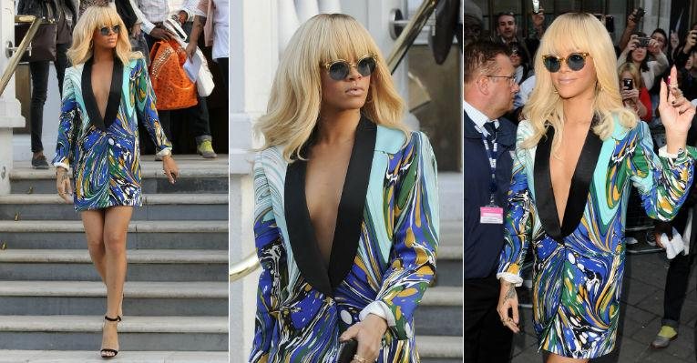 Rihanna usa vestido colorido e decotado em Londres, na Inglaterra - The Grosby Group