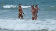 Alessandra Ambrosio curte o mar de Florianópolis com Matheus Mazzafera e Anja - Twitter / Reprodução