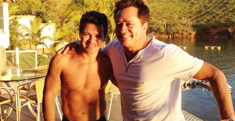 Eduardo Costa e Leonardo descansam em casa de campo em Minas Gerais - Divulgação