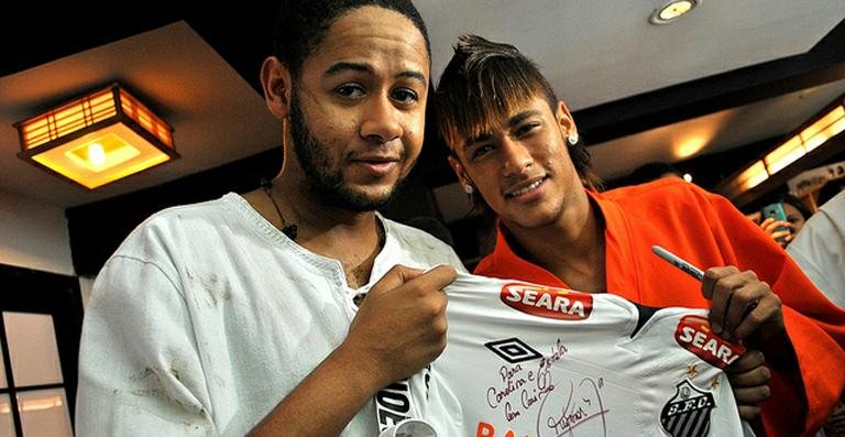 Emicida e Neymar durante gravação do clipe da música ‘Zica, Vai Lá’ - Divulgação