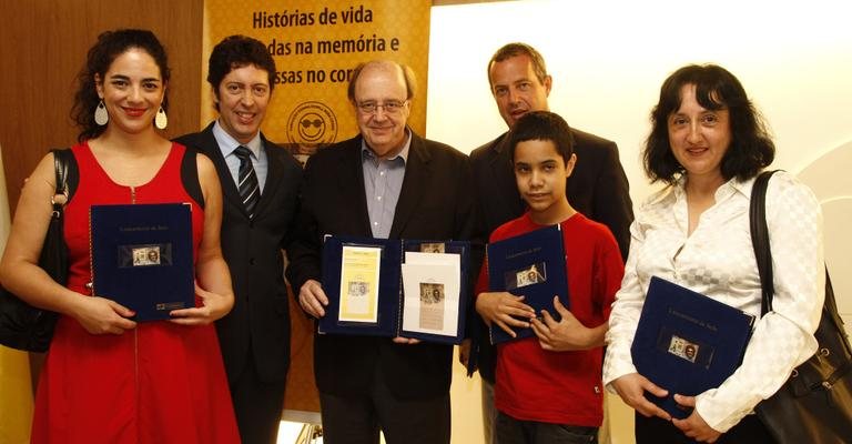 Em SP, Martha Nowill, neta da idealizadora da Fundação Dorina Nowill para Cegos, celebra os 66 anos da instituição com dois selos comemorativos ao lado de Eduardo Laguna, ger. reg. Dos Correios de SP, Alfredo Weiszflog, Marcos Belizário, secretário da