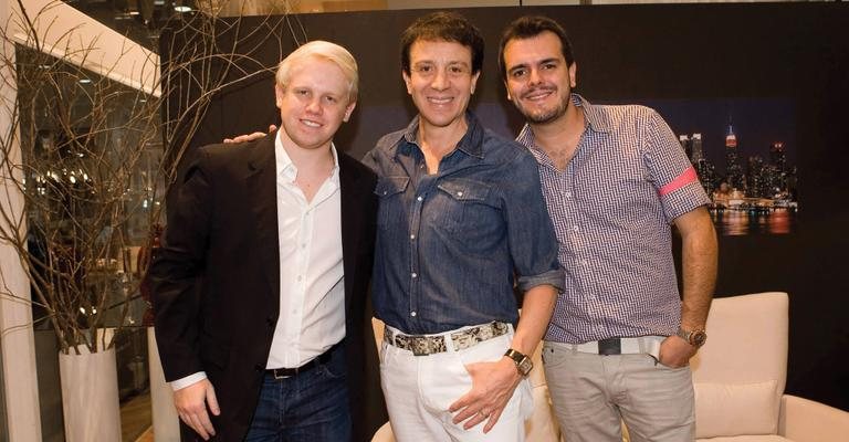 Thony Schimpf apresenta o showroom de sua empresa de móveis ao ator Eduardo Martini e ao arquiteto Luciano Batistella, em SP.