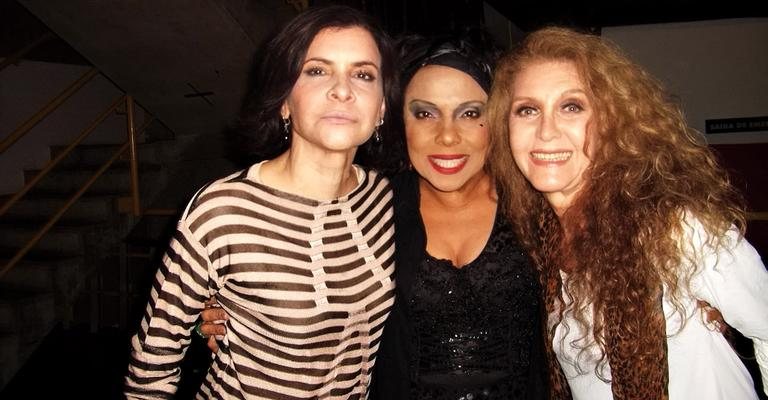 Marina Lima e Wanderléa recebem Eliana Pittman, ao centro, em show, em SP.