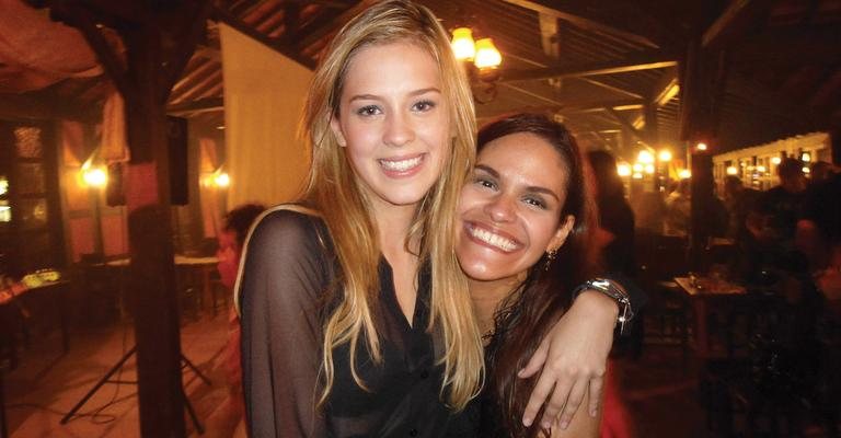 No Rio, Sophia Abrahão e Alessandra Loyola festejam a 2a fase da novela da Record.