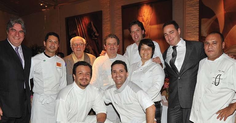 Em SP, Raul Correa da Silva, Valdir de Oliveira, Jorge Dantas, Laurent Suaudeau, Eric Marty, Ana Zambelli, Daniel Sahagoff e Naim, em pé, Renato Carioni e Bertrand Busquet, agachados, festejam aniversário de restaurante.