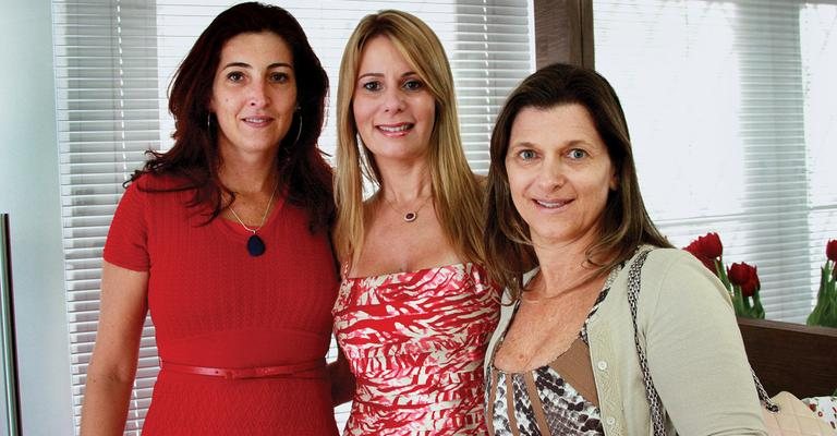 Em SP, a dermatologista Carla Góes Pérez, ao centro, recebe Lara Iglesias Valente e Rosana Saad em sua clínica.