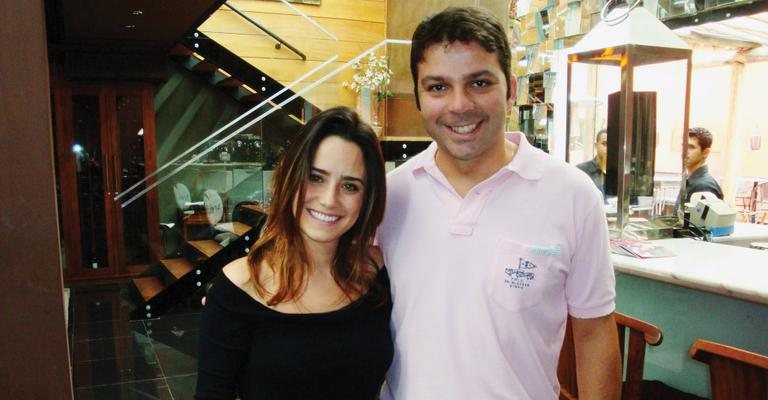 Fernanda Vasconcellos almoça no restaurante de Claudio Vieira de Moraes, SP.