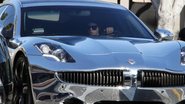 Justin Bieber passeia com Selena Gomez em seu carro cromado - The Grosby Group