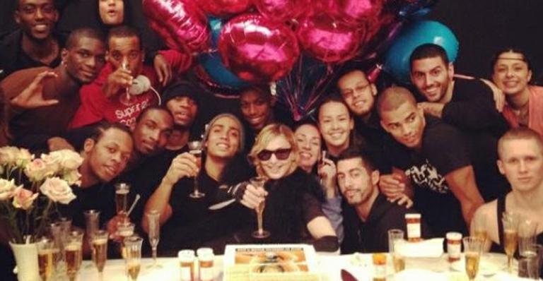 Madonna celebra o sucesso de 'MDNA' com festa junto de sua equipe - Reprodução/Twitter