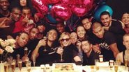 Madonna celebra o sucesso de 'MDNA' com festa junto de sua equipe - Reprodução/Twitter