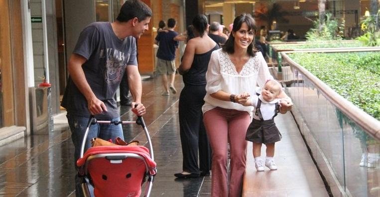 Malu, filha de Fernanda Pontes, dá seus primeiros passinhos em passeio no shopping - Daniel Delmiro / AgNews