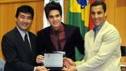 Luan Santana recebe título de Cidadão Honorário em Londrina ao lado do vereador Jairo Tamura e do prefeito de Londrina, Barbosa Neto - Devanir Parra