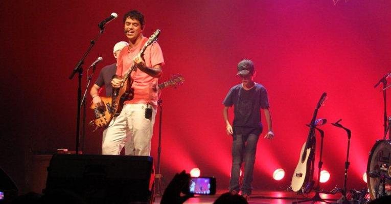 Jorge Vercilo recebe o filho Victor no palco em show de homenagem a Cazuza - Felipe Panfili/AgNews