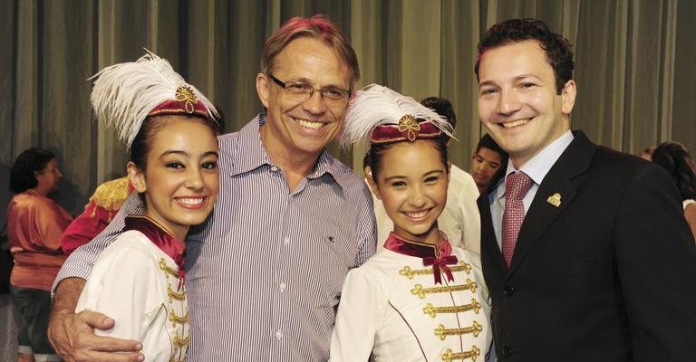 Alunas de escola de teatro, Stephany Rodrigues e Tainá Rodrigues são parabenizadas por Carlito Merss, prefeito de Joinville, e Pavel Kazarian, diretor geral da instituição, SC.