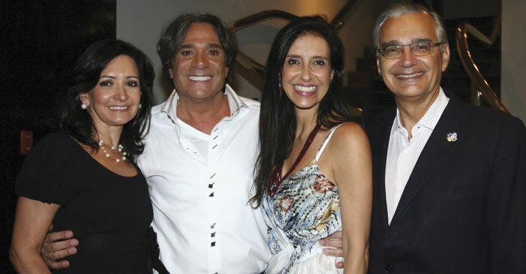 Presidentes de ONG, Paula Balducci e Hermelino Ruete de Oliveira, nas pontas, vibram em show beneficente de Reinaldo Kherlakian, com sua Adele Zarzur, em SP.