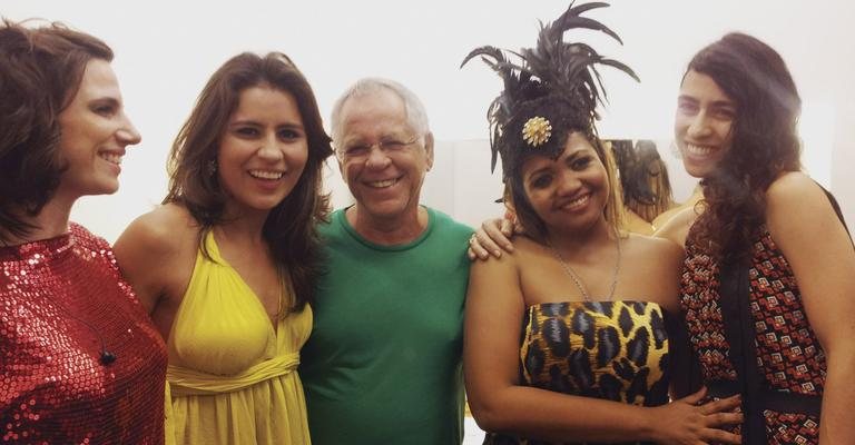 Com adereço de plumas, a cantora Gaby Amarantos é prestigiada por Nina Becker, Lia Sophia, Nelson Motta e Marisa Monte em show no Rio de Janeiro.