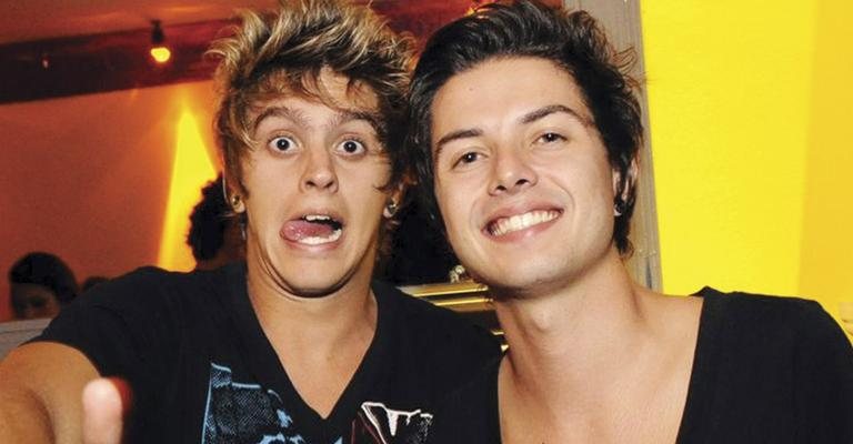 Em Curitiba, Thomas e Pe Lanza, ambos da banda Restart, curtem balada.