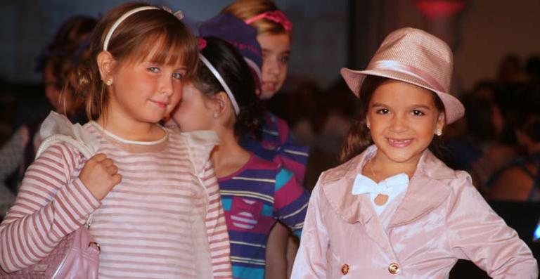 Jesuela Moro e Mel Maia em desfile infantil no Rio - Cleomir Tavares / Divulgação