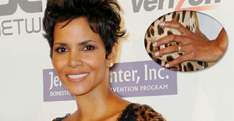 Halle Berry exibe seu anel de noivado - Splash News / splashnews.com