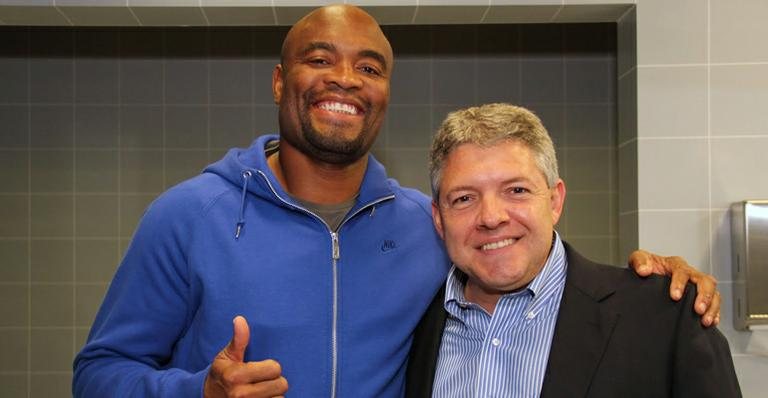 Lutador Anderson Silva com Cyro Gazola, vice-presidente sênior da Philips do Brasil para Produtos de Consumo e Estilo de Vida - Divulgação