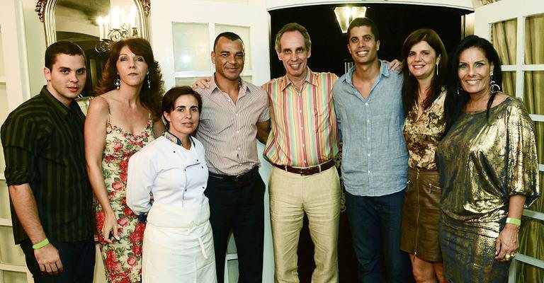 Após show de Lucenzo, em Bauru, SP, Victor Coube, Luciana e Marisa Gonçalves, o ex-jogador Cafu, Caio Coube, pai de Victor, Gutto Daloia e Patrícia Coube, mulher de Caio, em jantar de Cássia Salvajoli.