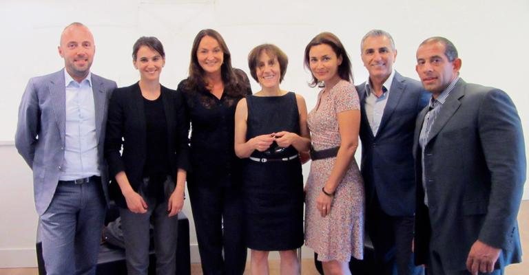 Sônia Hess de Souza e Edinho Vasques (3ª e 6º da esq. p/ dir.) recebem Thierry Vannier, Claudine Lépine, Agnès Vigneron, Fabienne Peronne e Alain Rousseau, todos de loja francesa.