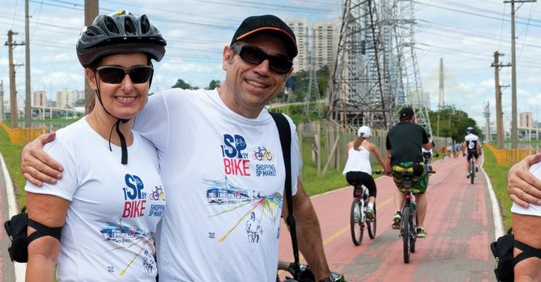 Neliana Pucci e Paulo Von Poser em tour ciclístico promovido por shopping, SP.