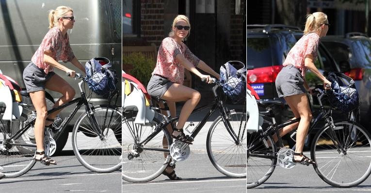 Naomi Watts anda de bicicleta por Nova York, nos Estados Unidos - Reprodução/Grosby Group