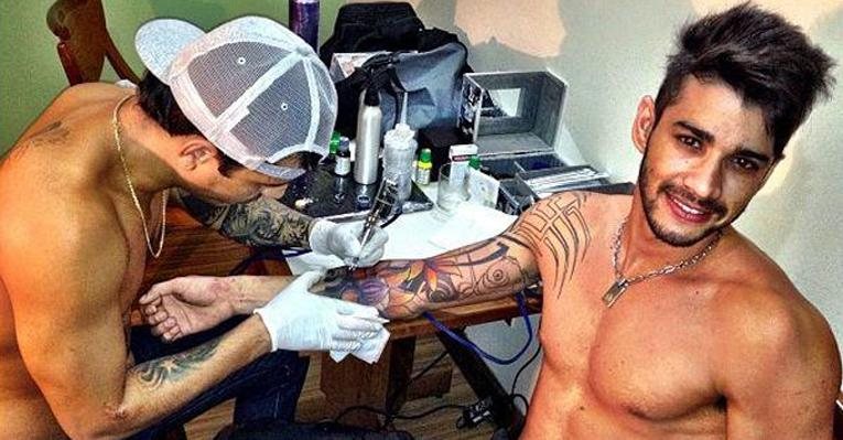 Gusttavo Lima retoca tatuagem - Reprodução/Facebook