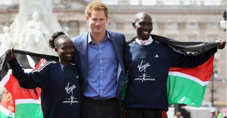 Príncipe Harry entre os atletas quenianos Wilson Kipsang e Mary Keitany, em Londres - Getty Images